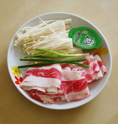 Canh thịt nấu nấm Kim châm